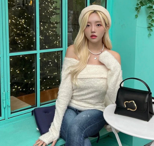 Áo len mang gam màu trắng ngà cũng là gợi ý hoàn hảo. Để cân bằng bộ trang phục, các nàng nên kết hợp kiểu áo cùng với quần jeans bó sát, mũ nồi tone sur tone và vòng cổ ngọc trai. Cách phối đồ này giúp nhân đôi hiệu quả &quot;hack tuổi&quot; và tôn dáng tối ưu. Ảnh phunutoday