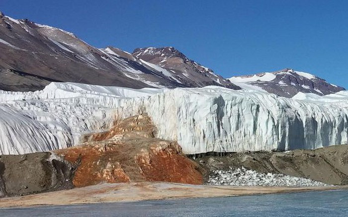 Nhiều nghiên cứu chỉ ra rằng sa mạc Atacama (tại Chile) hoặc Sahara (tại châu Phi) là nơi khô cằn nhất trên thế giới. Tuy nhiên, trên thực tế, McMurdo mới là nơi có kỷ lục về khô hạn. Nếu sa mạc Atacama đổ mưa 10 năm một lần thì thung lũng McMurdo thậm chí chưa từng có một giọt nước nào rơi xuống suốt 2 triệu năm.