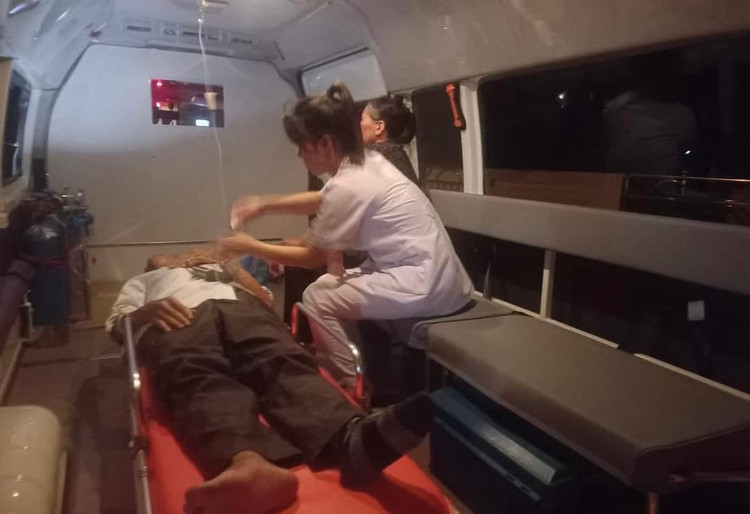 Bệnh nhân được đưa vào đất liền cấp cứu trong đêm. Ảnh BVCC