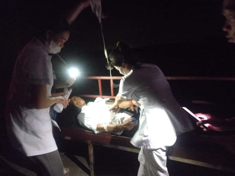 Đi xuồng xuyên đêm ra đảo cứu người dân bị rắn độc cắn. Ảnh BVCC