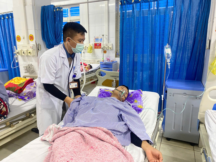 Các bác sĩ tích cực cấp cứu cho bệnh nhân ngộ độc khí CO - Ảnh Trung tâm Y tế huyện Thạch Hà