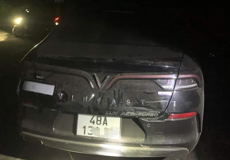 Xe ô tô các đối tượng bỏ lại hiện trường.