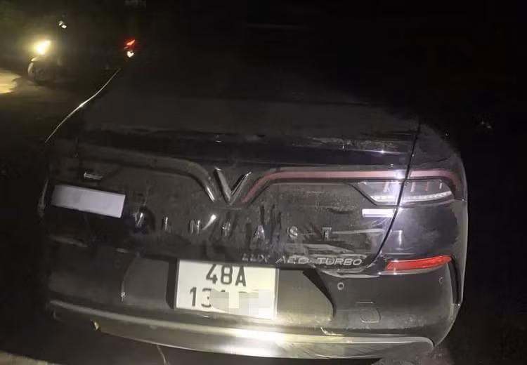 Xe ô tô các đối tượng bỏ lại hiện trường.