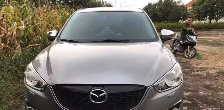 Xe ô tô các đối tượng bỏ lại hiện trường.