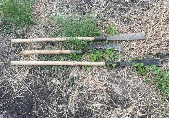 Hung khí các đối tượng bỏ lại hiện trường sau khi bỏ chạy.