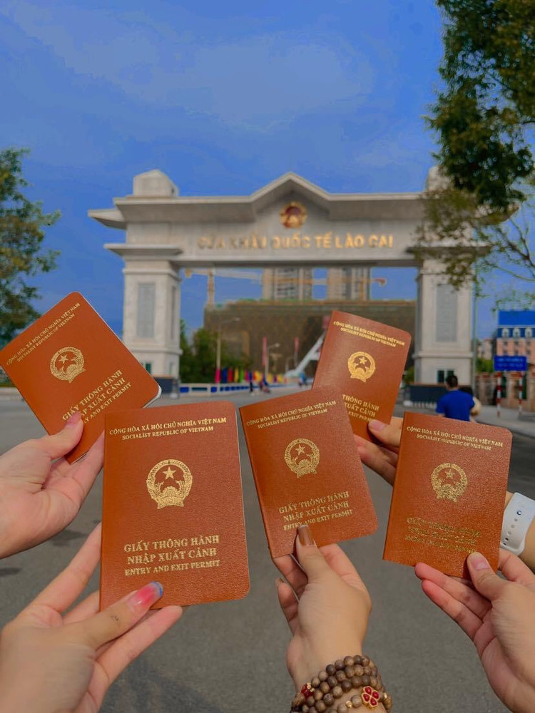 Không cần visa, chỉ cần cuốn sổ thông hành là có thể vi vu nước ngoài trong một ngày. Ảnh Linh Ji
