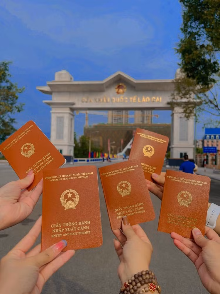 Không cần visa, chỉ cần cuốn sổ thông hành là có thể vi vu nước ngoài trong một ngày. Ảnh Linh Ji