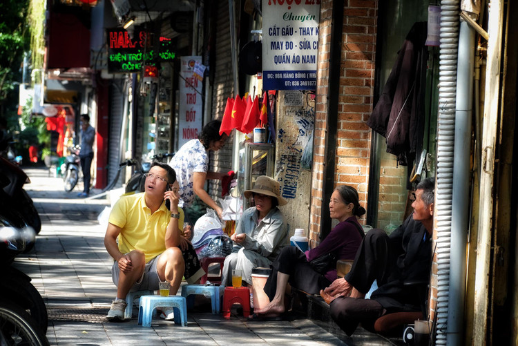 Thú vui trà đá, cà phê vỉa hè - sở thích của nhiều người Hà Nội trong tiết thu.