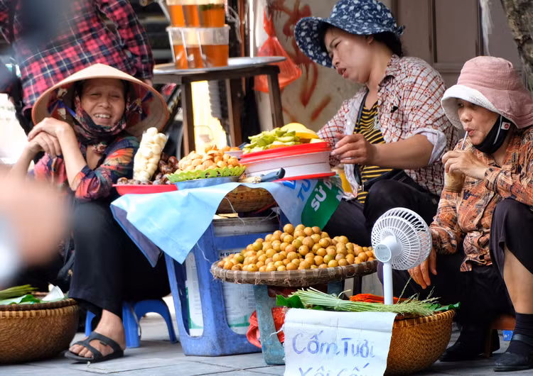 Mùa thu Hà Nội không thể thiếu hương vị sấu chín, cốm tươi… Cốm được gói trong lá khoai, lá sen xanh, lá chuối… đượm mùi hương lúa mới.