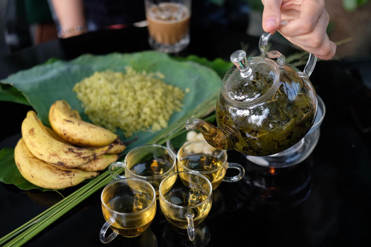 Mùa thu Hà Nội không thể thiếu hương vị sấu chín, cốm tươi… Cốm được gói trong lá khoai, lá sen xanh, lá chuối… đượm mùi hương lúa mới.