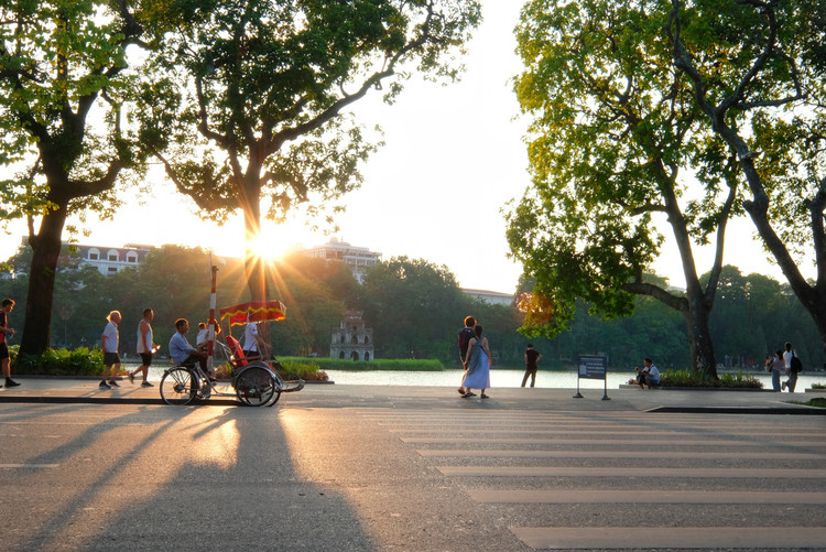 Nắng thu Hà Nội dịu dàng, lãng mạn bên hồ Gươm.