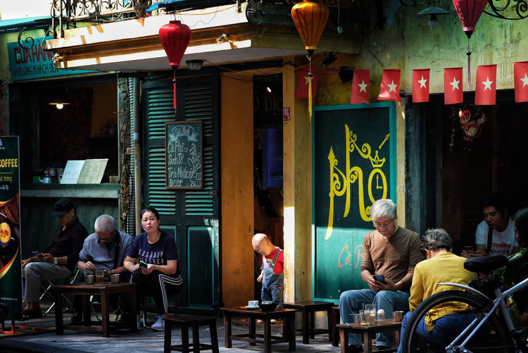 Thú vui trà đá, cà phê vỉa hè - sở thích của nhiều người Hà Nội trong tiết thu.