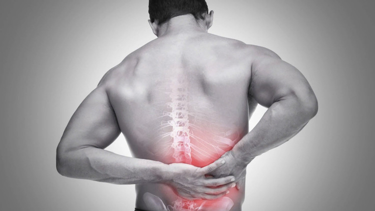 Đau thắt lưng phổ biến ở người lớn hơn trẻ em, đặc biệt ở người già. Ảnh minh họa