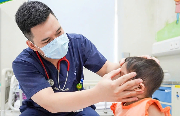 Bác sĩ kiểm tra trường hợp bệnh nhi bị ong đốt vào mặt. BVCC