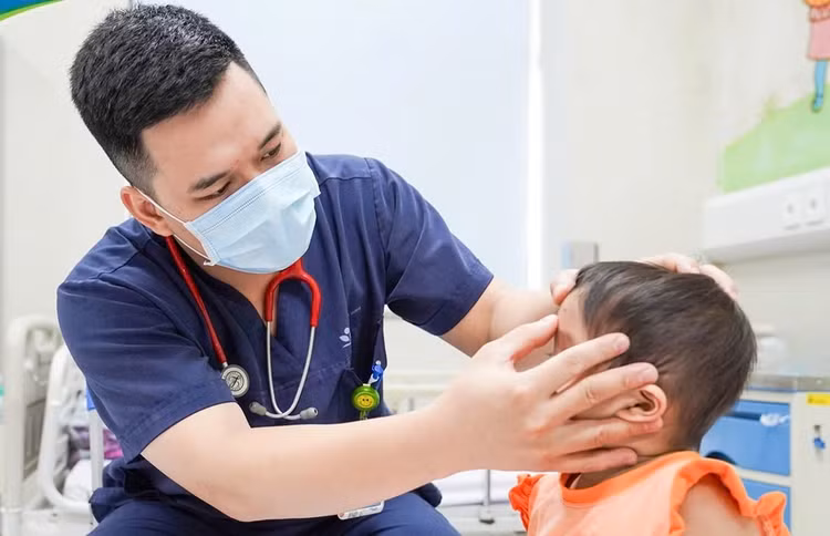 Bác sĩ kiểm tra trường hợp bệnh nhi bị ong đốt vào mặt. BVCC