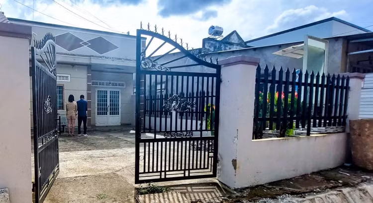 Căn nhà cấp 4 nơi ông Quang giới thiệu với nhiều người là biệt thự, cơ sở chữa bệnh cho trẻ.