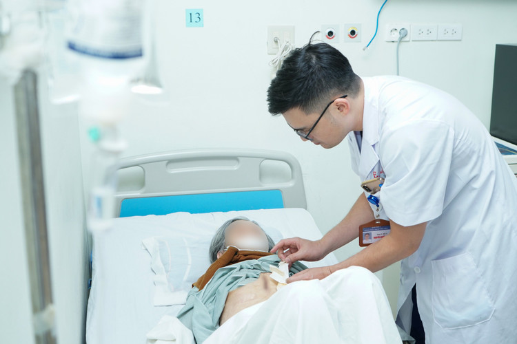 Cụ bà 88 tuổi, bị viêm ruột thừa kèm tràn dịch màng tim nguy kịch đã được các bác sĩ Bệnh viện E cứu sống. Ảnh: BVCC