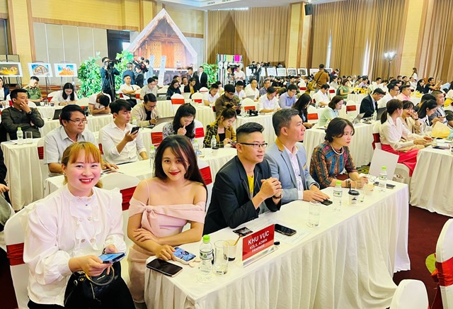 Đội ngũ những người làm truyền thông, sáng tạo nội dung trên các nền tảng mạng xã hội, các KOLs, KOCs tham gia truyền thông trên Internet của Lễ hội.