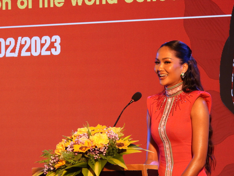 Hoa hậu H’Hen Niê, đại sứ truyền thông của Lễ hội phát biểu tại buổi họp báo.