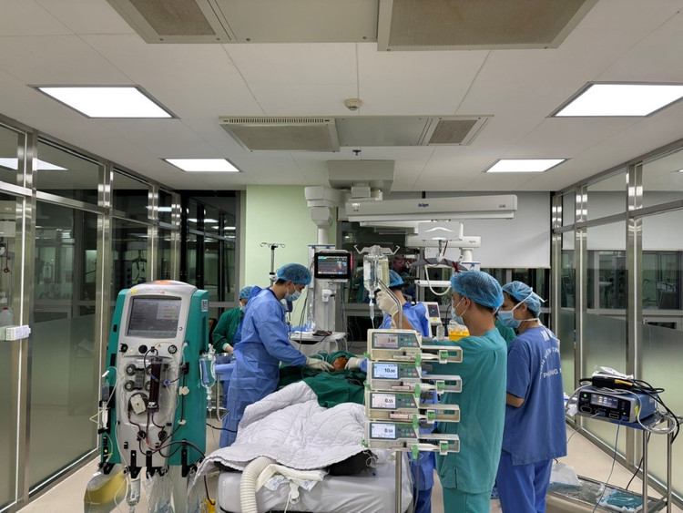 Các bác sĩ phẫu thuật cho bệnh nhân. Ảnh BVCC