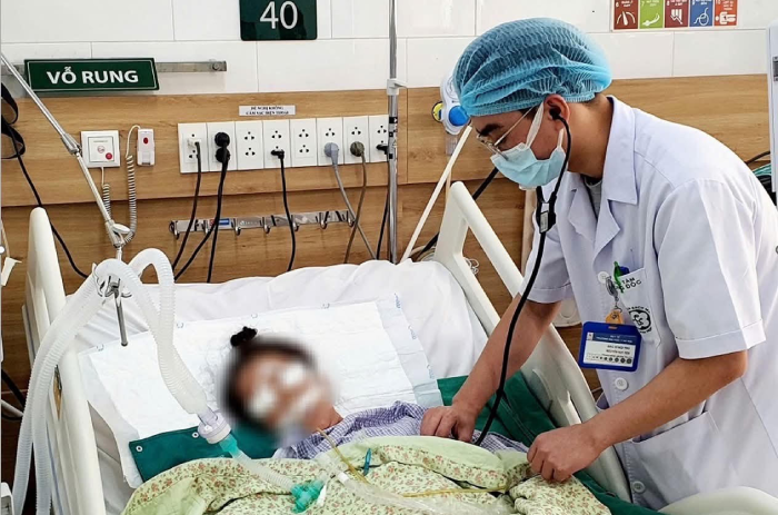 Bác sĩ thăm khám và điều trị cho bệnh nhân. Ảnh: BVCC