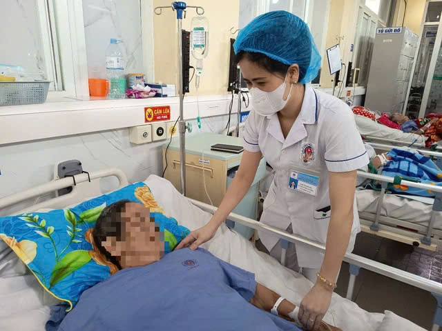 Bác sĩ đang kiểm tra sức khỏe cho bệnh nhân. Ảnh BVCC