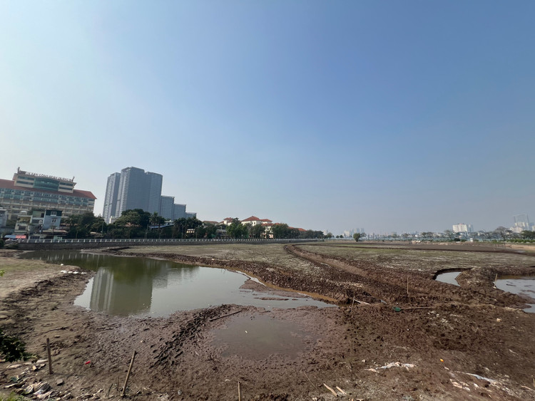 Những ao, đầm này đều tiếp giáp hồ Tây, rất rộng, mênh mang nước, nhưng hiện được rút nước để đánh bắt thuỷ sản và cải tạo.