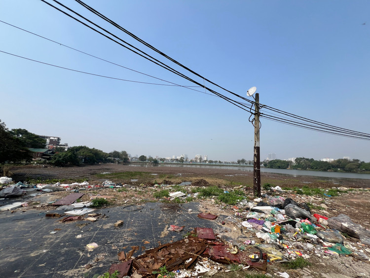 Đầm Trị nằm ngay cạnh di tích Phủ Tây Hồ hiện ngập trong rác thải.