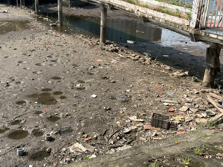 Sau khi nước rút, lộ ra hàng loạt rác thải ô nhiễm ở dưới đáy ao, đầm