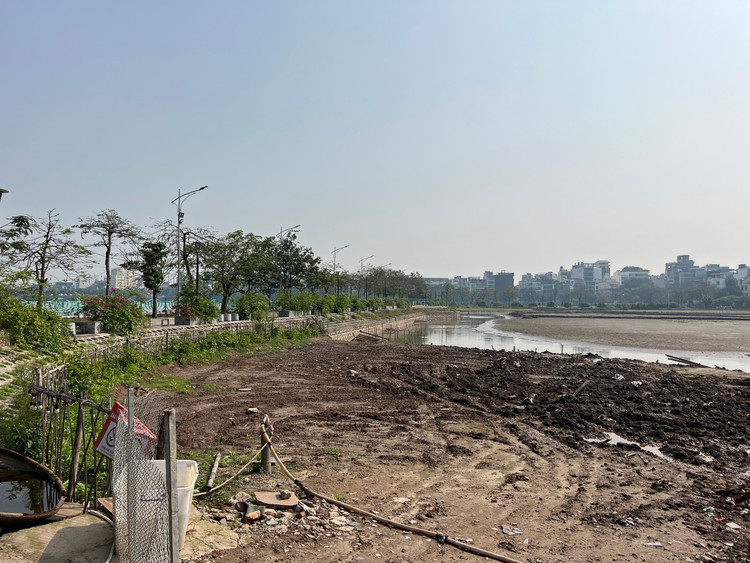 Theo tìm hiểu, nguyên nhân một số ao, đầm này được rút nước là để phục vụ công tác tu bổ và nạo vét sau nhiều năm bồi đắp khiến lòng ao, đầm ô nhiễm nghiêm trọng.