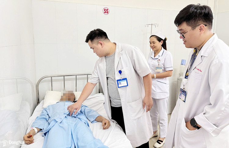 Các bác sĩ, điều dưỡng thăm khám, chăm sóc cho bệnh nhân sau ca phẫu thuật. Ảnh: CDC Đồng Nai