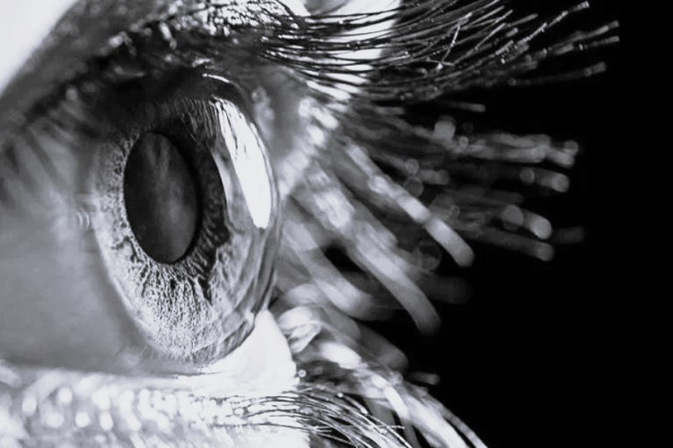 Suýt mù vì hóa chất chảy vào mắt khi uốn mi. Ảnh minh họa