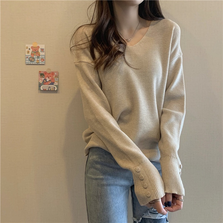 Áo len cổ tim tạo cảm giác vóc dáng thanh thoát. Ảnh minh họa