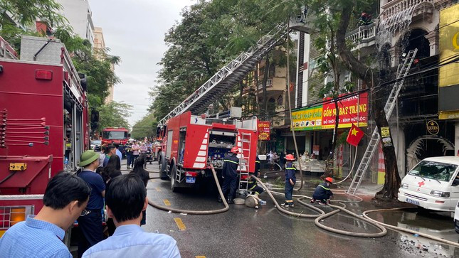 Lực lượng chức năng triển khai các biện pháp dập lửa tại hiện trường vụ hỏa hoạn.Ảnh baotienphong