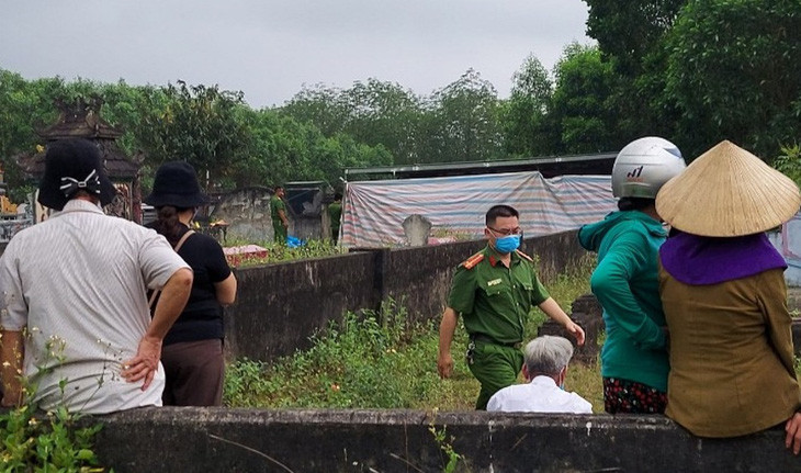 Cơ quan chức năng phong toả và khám nghiệm hiện trường - Ảnh: Tuổi Trẻ Online