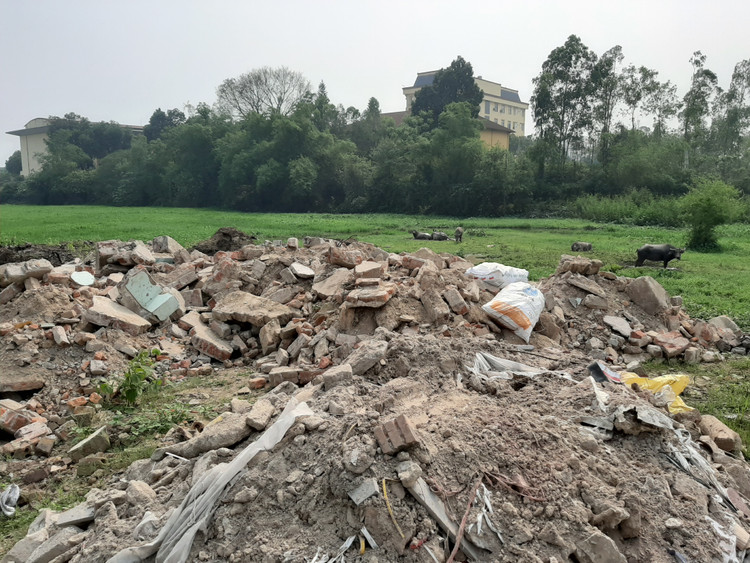 Một góc phố đi bộ Phổ Yên trở thành nơi tập kết phế thải xây dựng.