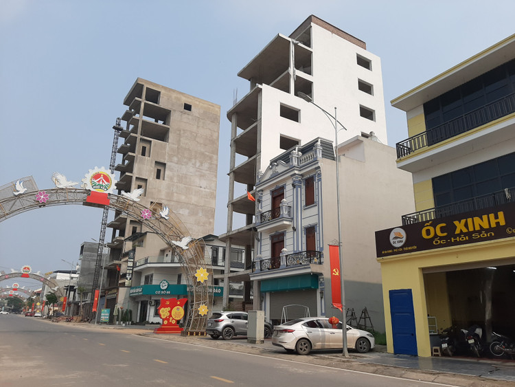 Những công trình thiếu đồng bộ về chiều cao...