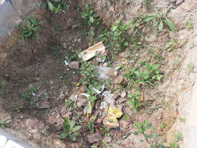 Rác thải bên trong miệng hố.