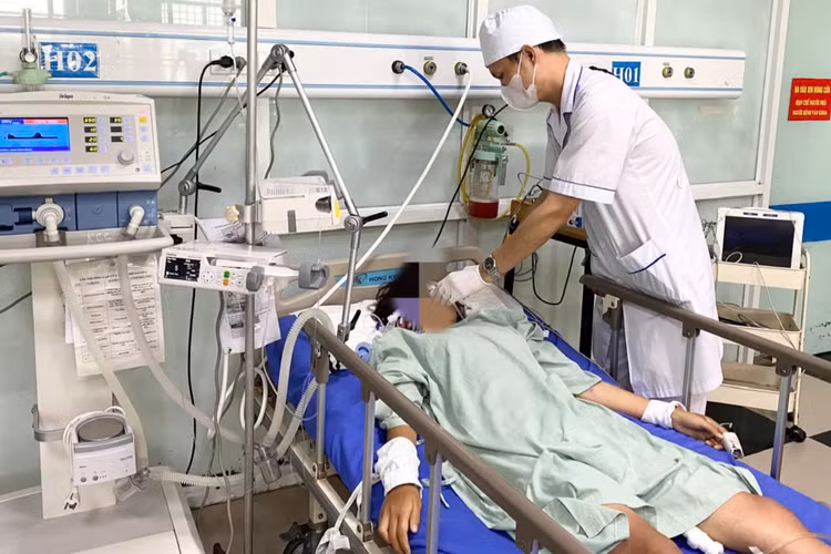 Bệnh nhân đang được chăm sóc, điều trị tích cực tại Bệnh viện Đa khoa tỉnh Lạng Sơn. Ảnh BVCC