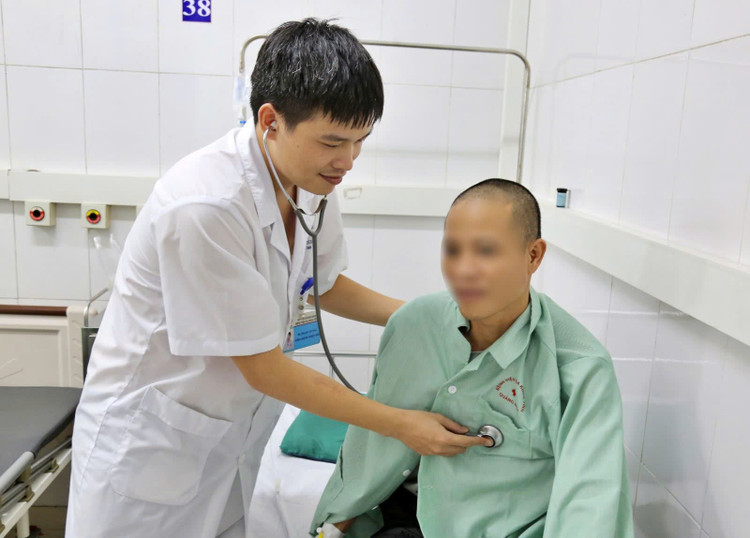 Bác sĩ khoa Bệnh nhiệt đới thăm khám cho bệnh nhân K. bị nhiễm khuẩn Whitmore sau khi dọn dẹp khu vực sinh sống. Ảnh BVCC Bác sĩ khoa Bệnh nhiệt đới thăm khám cho bệnh nhân K. bị nhiễm khuẩn Whitmore sau khi dọn dẹp khu vực sinh sống. Ảnh BVCC