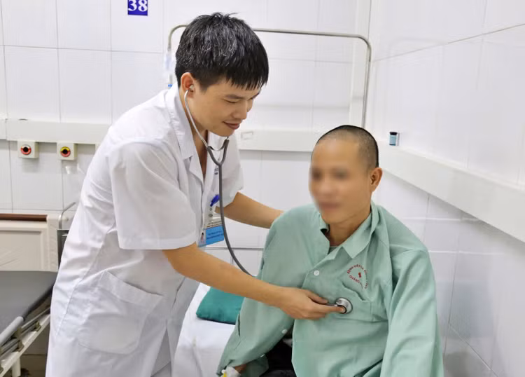 Bác sĩ khoa Bệnh nhiệt đới thăm khám cho bệnh nhân K. bị nhiễm khuẩn Whitmore sau khi dọn dẹp khu vực sinh sống. Ảnh BVCC Bác sĩ khoa Bệnh nhiệt đới thăm khám cho bệnh nhân K. bị nhiễm khuẩn Whitmore sau khi dọn dẹp khu vực sinh sống. Ảnh BVCC