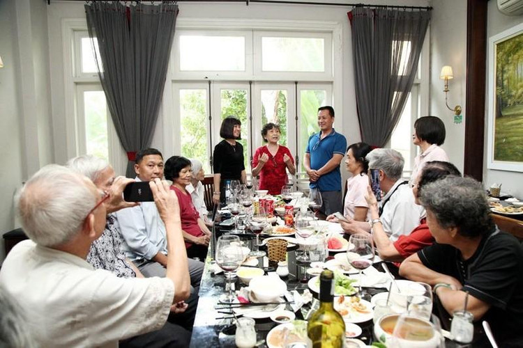 Nguyên Tổng Biên tập Trần Thị Thu Hiên phát biểu tại buổi gặp mặt các thế hệ làm báo KH&amp;ĐS.