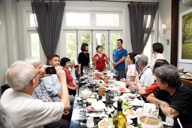 Nguyên Tổng Biên tập Trần Thị Thu Hiên phát biểu tại buổi gặp mặt các thế hệ làm báo KH&amp;ĐS.