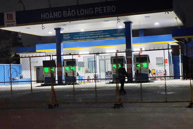 Cửa hàng xăng dầu ở Đồng Nai đóng cửa. Ảnh: Lê Na.