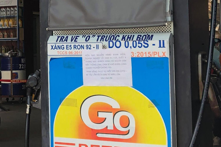 Một cửa hàng xăng ra thông báo về tình trạng bán &quot;nhỏ giọt&quot;. Ảnh: Khoa Nam.