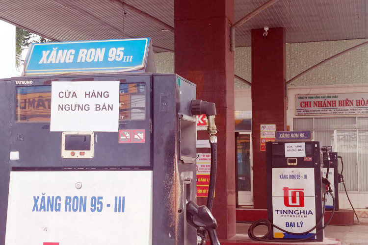 Nhiều cửa hàng xăng dầu thông báo ngưng bán. Ảnh: Lê Na.