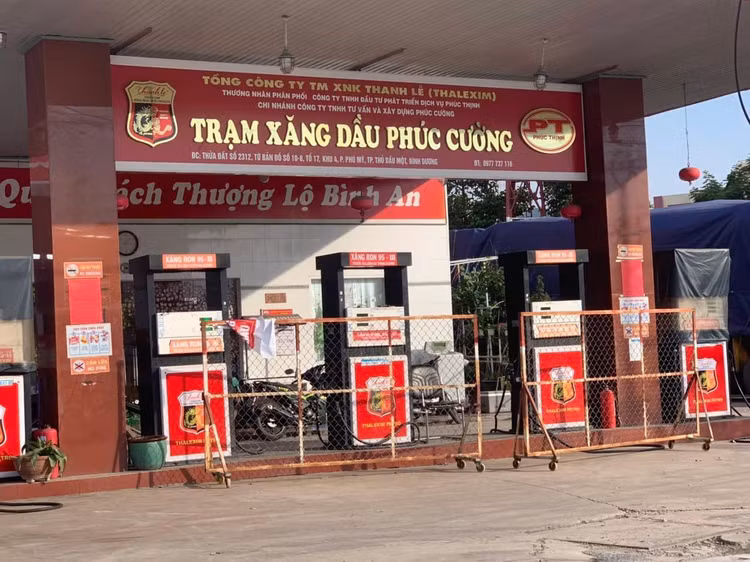 Cây xăng Phúc Cường rào chắn đóng cửa (Ảnh: H.Linh)