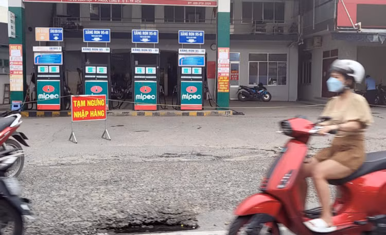 Một cây xăng ở TP.HCM ngừng bán cho khách, nhiều người phải quay đầu xe ra về. Ảnh: Giao Linh.