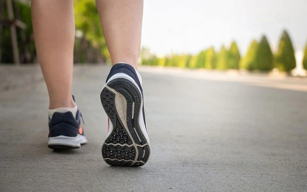 Đi bộ giúp giảm cholesterol. Ảnh minh họa