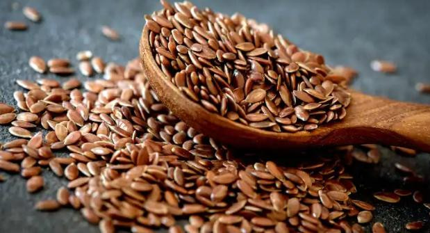 Hạt lanh giàu Phytoestrogen Lignans. Thực tế, hạt lanh có hàm lượng Lignan cao gấp 800 lần so với bất kỳ loại thực phẩm nào khác. Các nghiên cứu gần đây cho thấy hạt lanh hữu ích cho phụ nữ trải qua các triệu chứng mãn kinh. Loại hạt giàu Phytoestrogen này, cũng có lợi trong việc giảm nguy cơ ung thư vú. Ảnh Internet